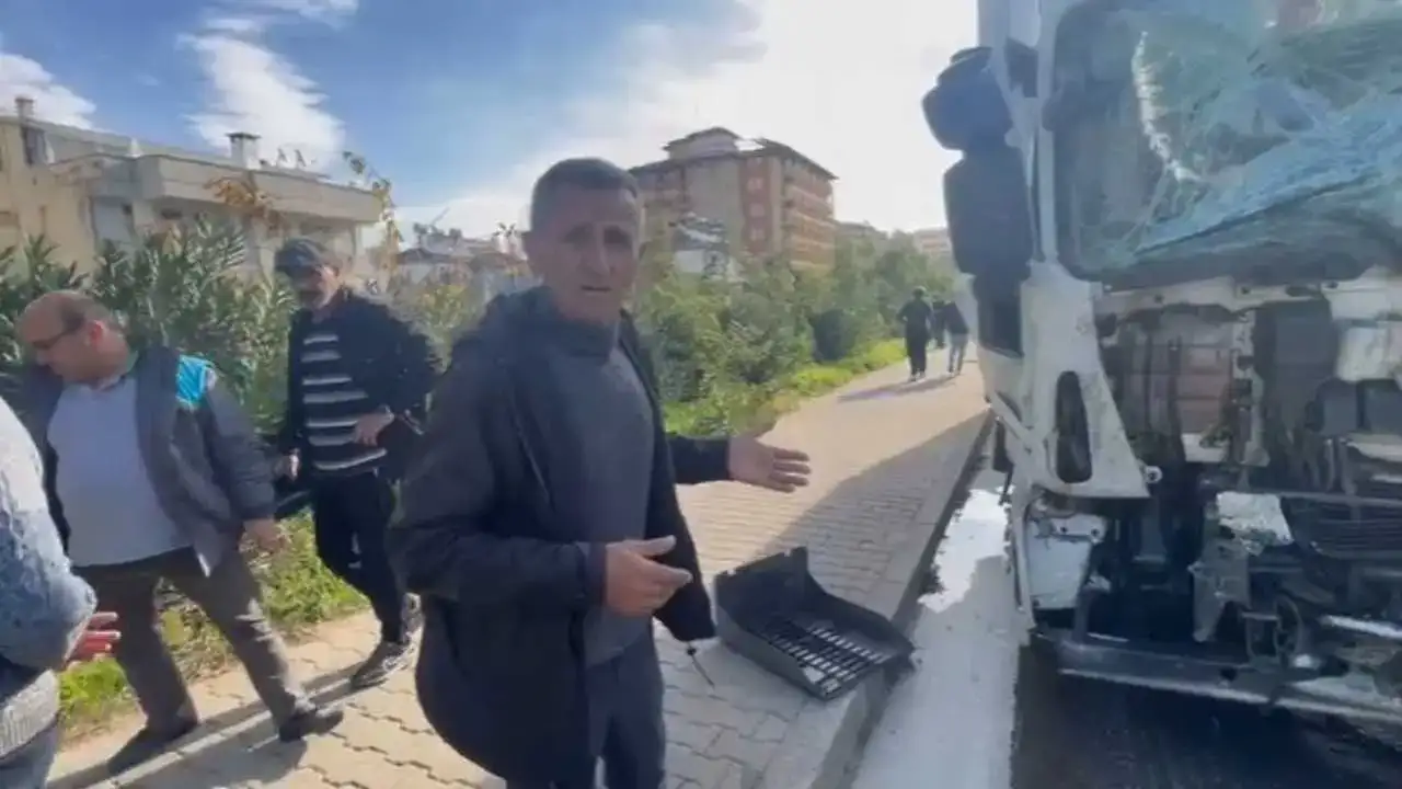 Alanya’da Çöp Kamyonu Çarpışma Sonrası Takla Atarak Devrildi 3